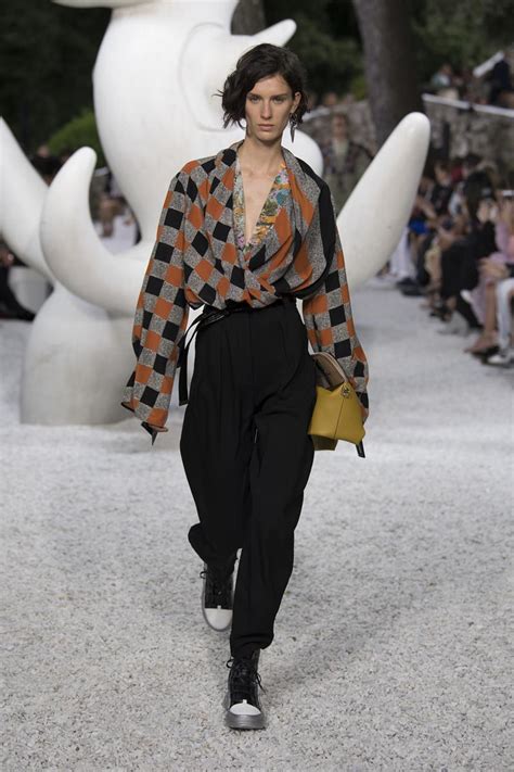 louis vuitton sfilata 5 marzo 2019|Women's Cruise 2019 Show Highlights .